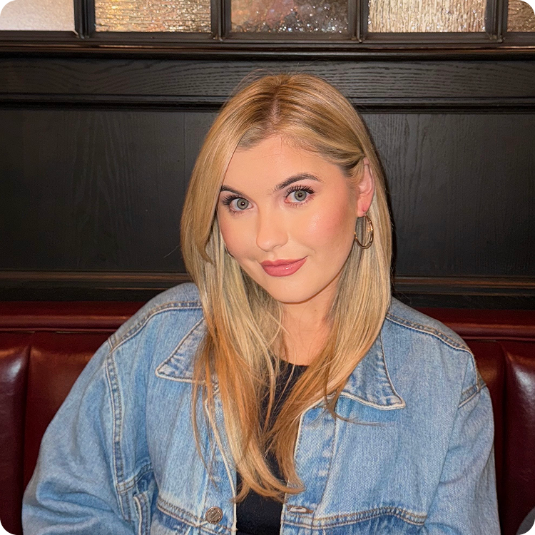 Caroline Headshot 1